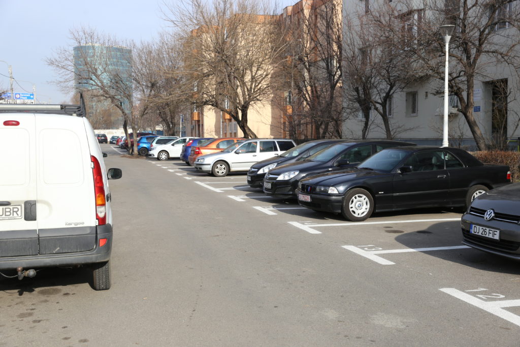 Locurile rezidenţiale de parcare amenajate în zona blocurilor M de pe bulevardul 1 Mai