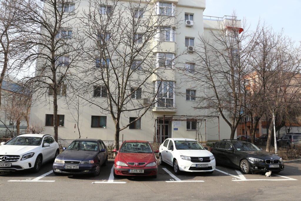 Primăria Craiova amenajase, pentru început, 368 de locuri în parcările de reşedinţă, care urma să fie atribuite din data de 2 martie. Atribuirea a fost însă amânată pentru o dată ulterioară, nespecificată încă.