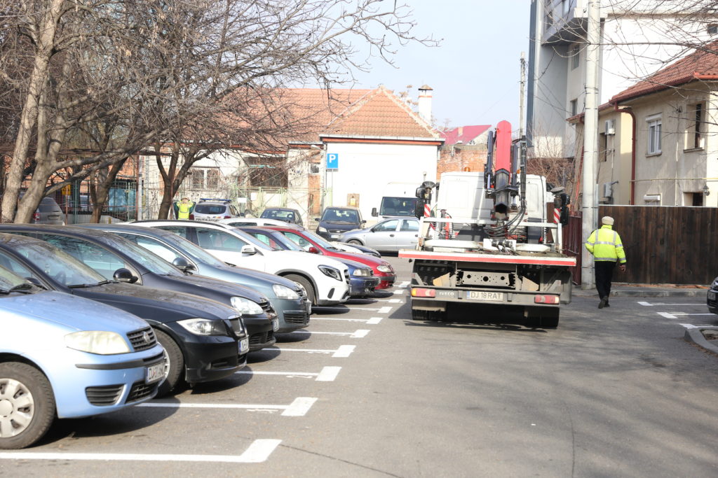 Locurile rezidenţiale de parcare amenajate în zona blocurilor M de pe bulevardul 1 Mai