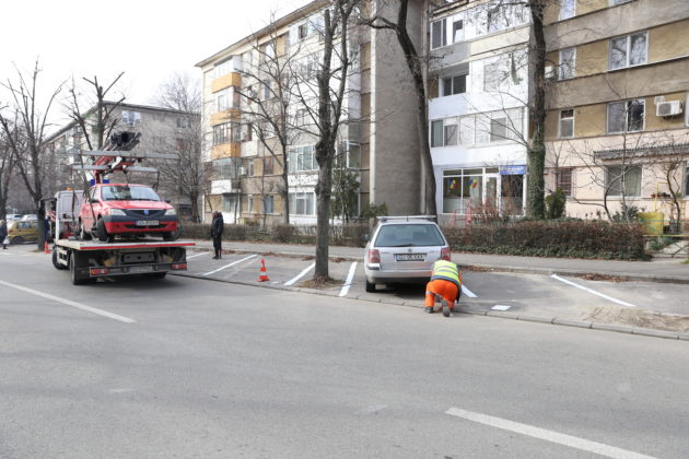 Locuri rezidenţiale de parcare de pe Calea Bucureşti. Ieri se amenajau locurile din zona străzii Horia.