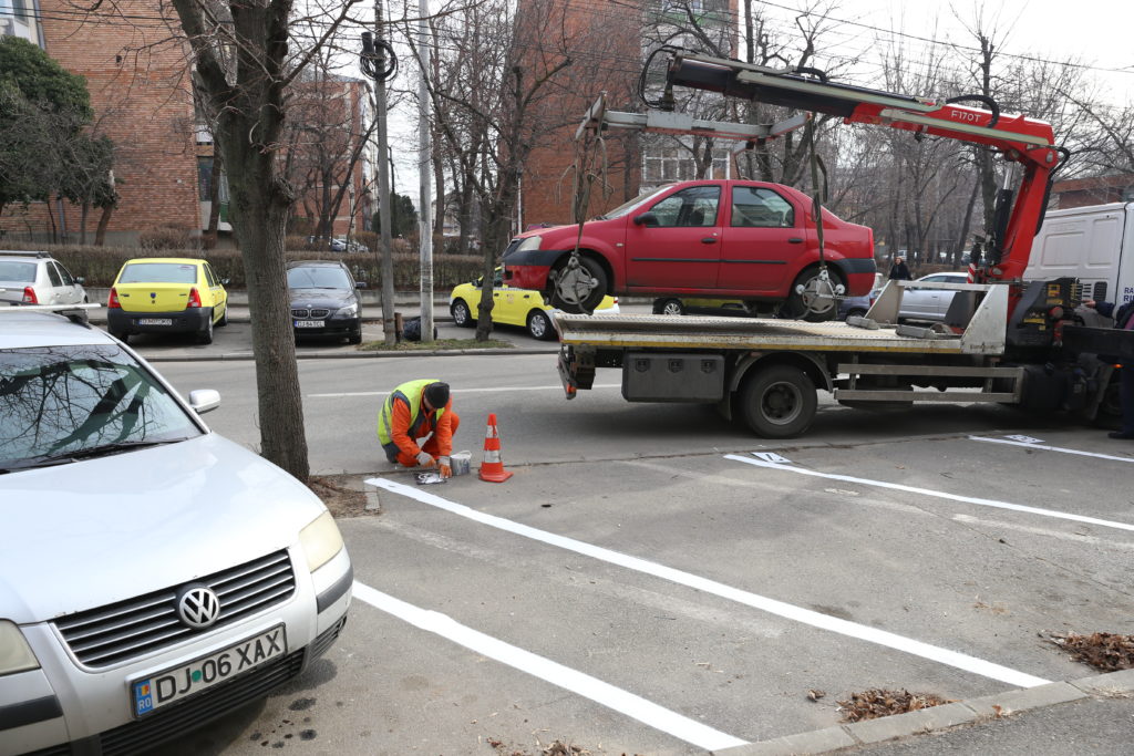 Locuri rezidenţiale de parcare de pe Calea Bucureşti. Ieri se amenajau locurile din zona străzii Horia.