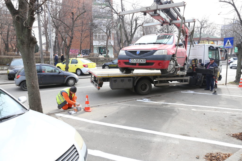 Locuri rezidenţiale de parcare de pe Calea Bucureşti. Ieri se amenajau locurile din zona străzii Horia.