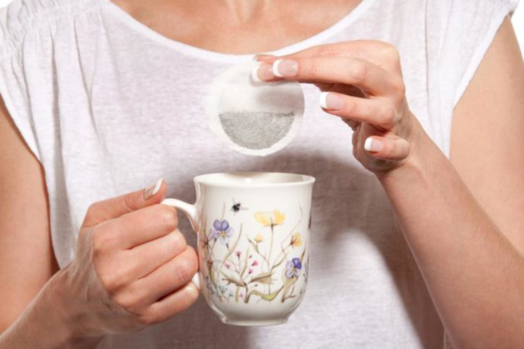 11,6 miliarde de microplastice ajung în organism când bem ceai la pliculeț