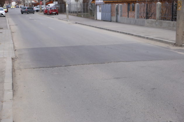 Plomba turnată pe strada Siretului, cu rol de limitator de viteză