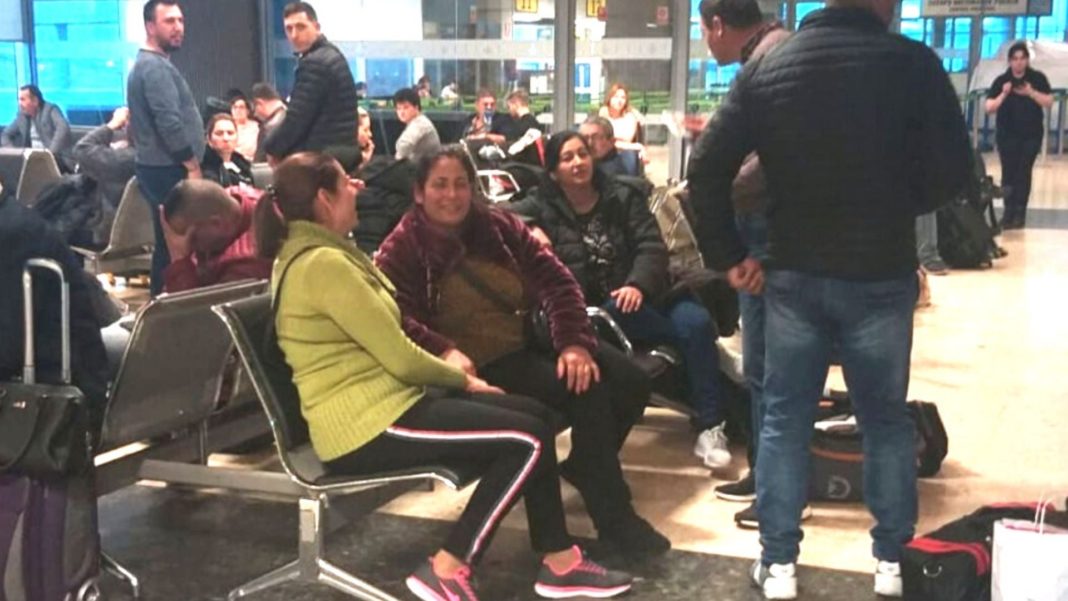 Români blocaţi în Valencia din cauza unei defecţiune la un avion