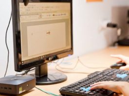 Elevii pot primi ajutor financiar de 200 de euro să-și cumpere calculatoare