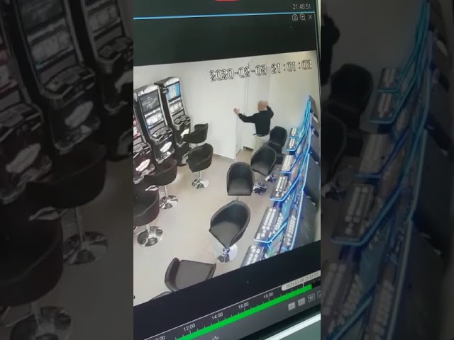 Timișoara: Angajata unei săli de jocuri, bătută şi tâlhărită