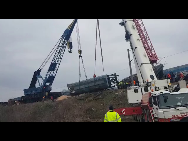 Intervenție pentru redeschiderea circulației feroviare în Olt: S-au ridicat 4 vagoane