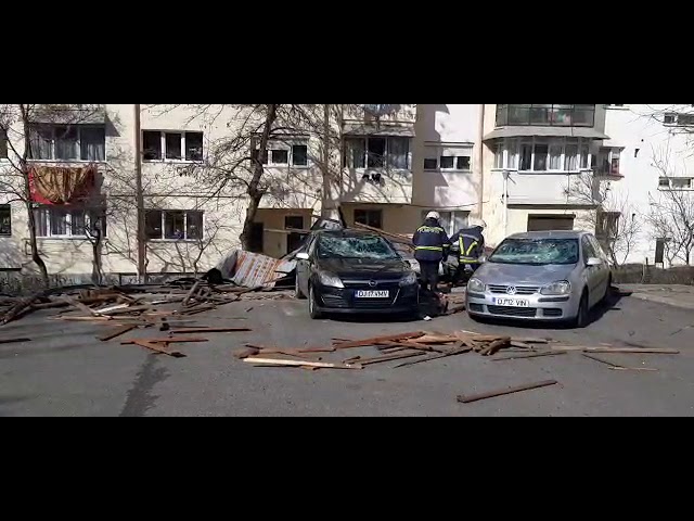 Acoperişurile mai multor blocuri, spulberate de vânt. Două maşini avariate