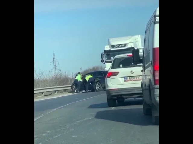 Imagini revoltatoare. Doi poliţişti snopesc cu bătaia un bărbat