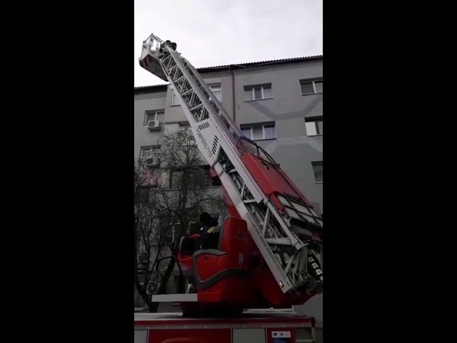 (VIDEO) Bucăţi de acoperiş care riscau să cadă peste oameni, date jos de pompieri
