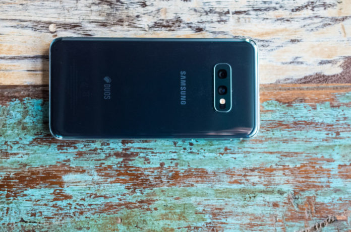 sfwd-samsing-galaxy-s10-e-green-review-phone-1-1024x678 A furat telefonul pus la încărcat într-un salon de spital