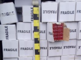 Poliţiştii au descoperit într-o autoutilitară aproape 30.000 de pachete de ţigări de contrabandă