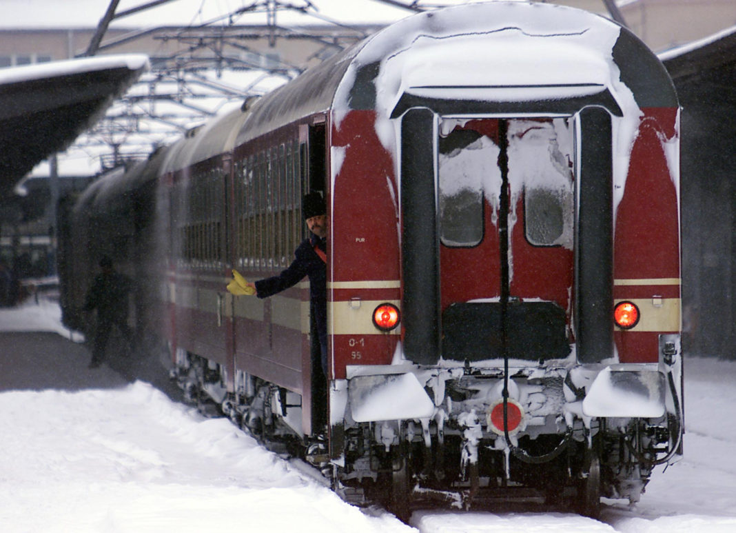 Toate liniile de cale ferată afectate de vremea nefavorabilă au fost deschise circulaţiei