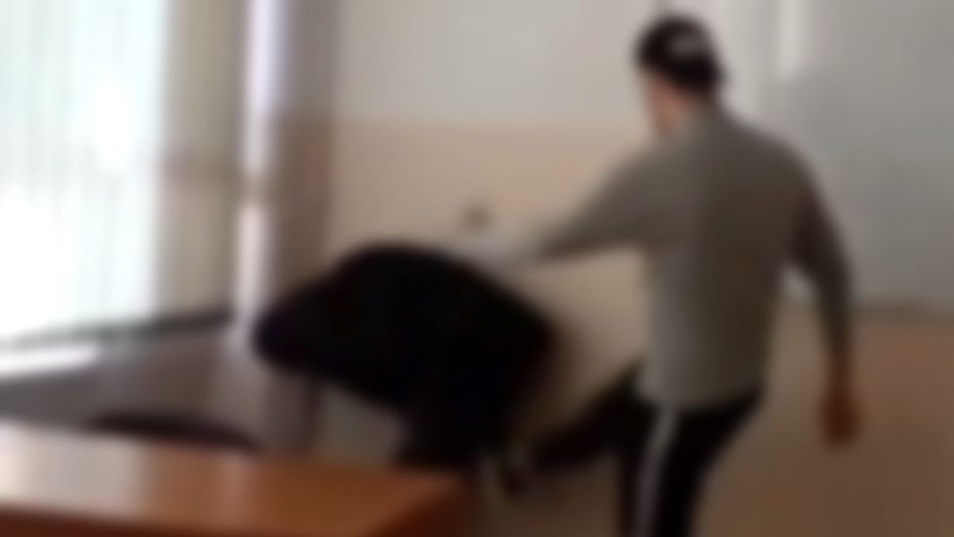 Un elev a fost filmat în timp ce era lovit şi forţat să facă flotări