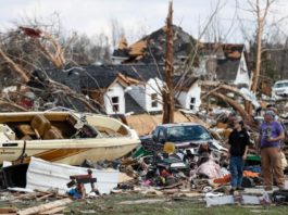 Doi bărbaţi privesc distrugerile produse de tornadă în Cookeville (AP Photo/Wade Payne)