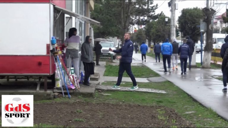 Jucătorii lui CSO Filiaşi au oferit flori doamnelor şi domnişoarelor