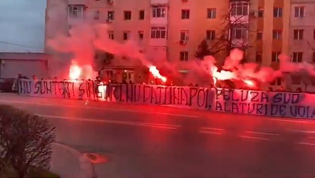 VIDEO/Medicii de la ”Victor Babeș”, susținuți de Peluza Sud