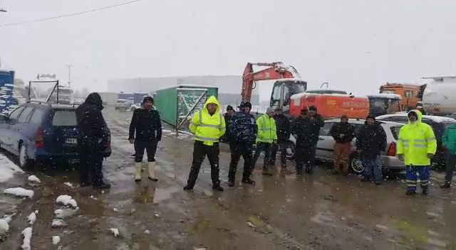 Angajati care lucreaza la drumul expres Craiova-Pitesti au protestat pe santier