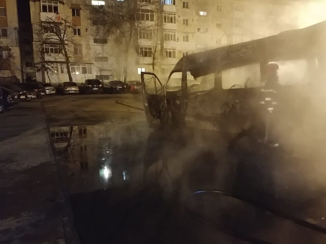 2564ed06-a58c-451b-a05f-bca1b6ac4d05 Incendiu la o autoutilitară a pornit de la un scurtcircuit electric