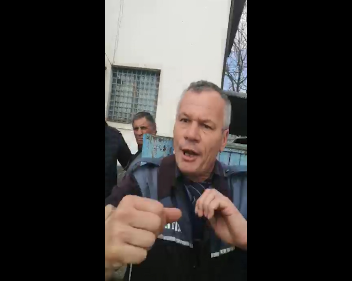 Poliţist din Dolj, agresiv cu un localnic care îl filma cu telefonul mobil