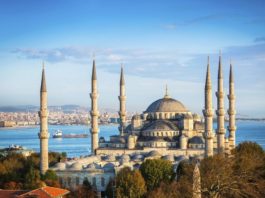 Turcia îşi închide moscheile pentru rugăciunile colective