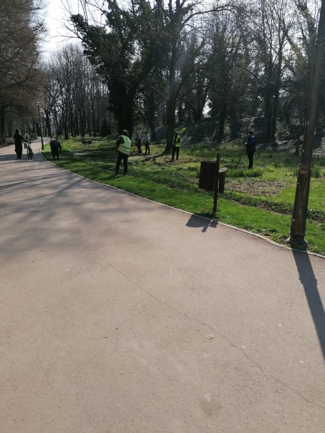 Angajații de la spații verzi din cadrul RAADPFL Craiova, în plină activitate de plantat flori în ciuda pandemiei de coronavirus