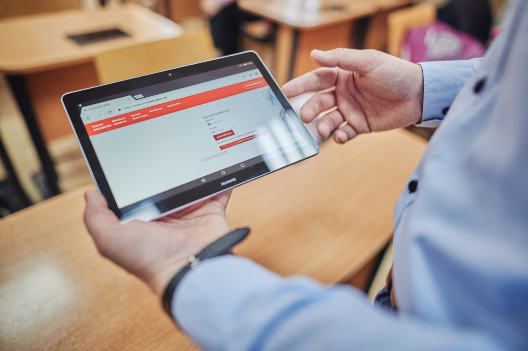 Digitalizarea, soluţie pentru elevi în perioada carantinei