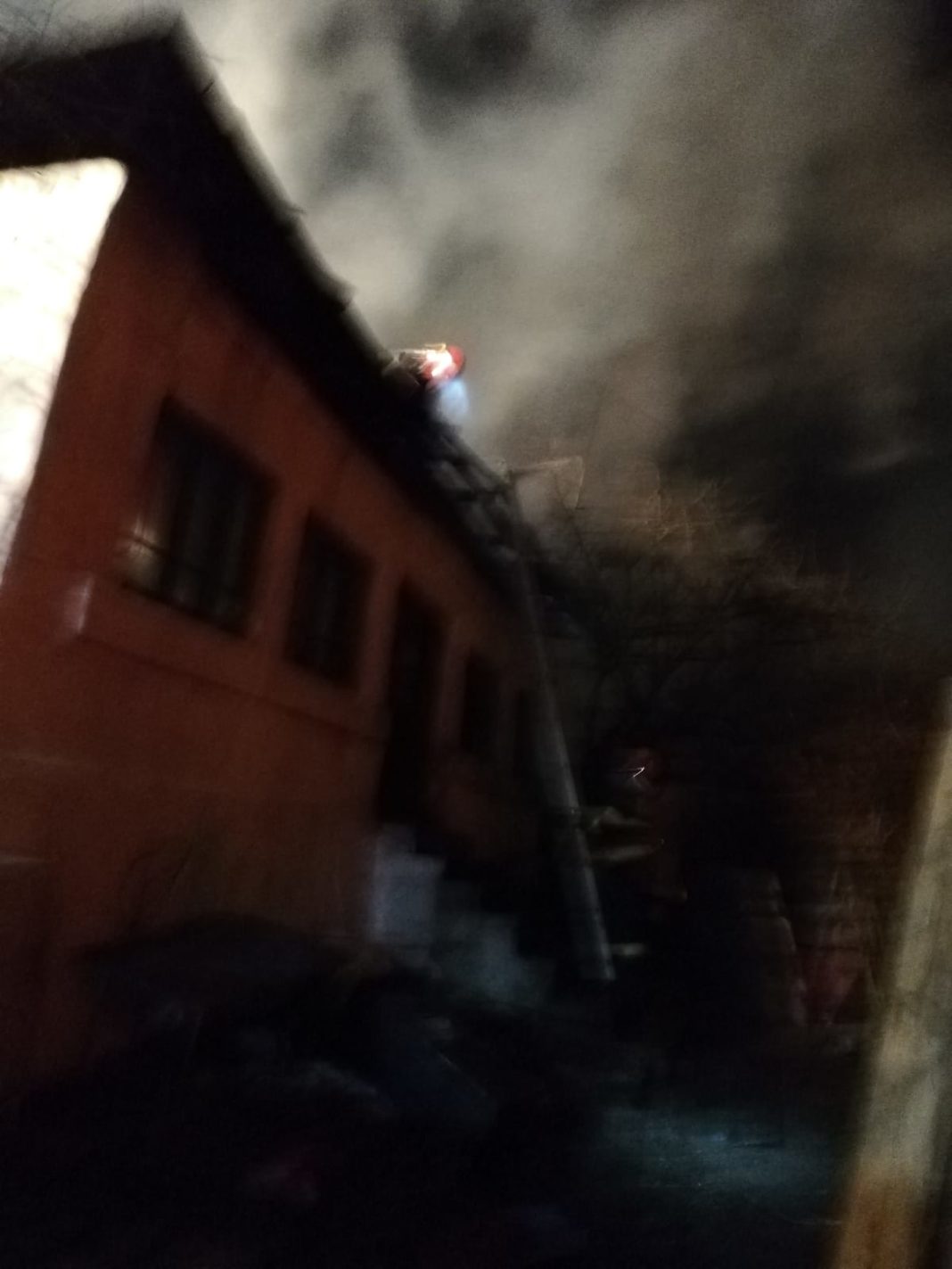 Adăpost de animale, mistuit de flăcări