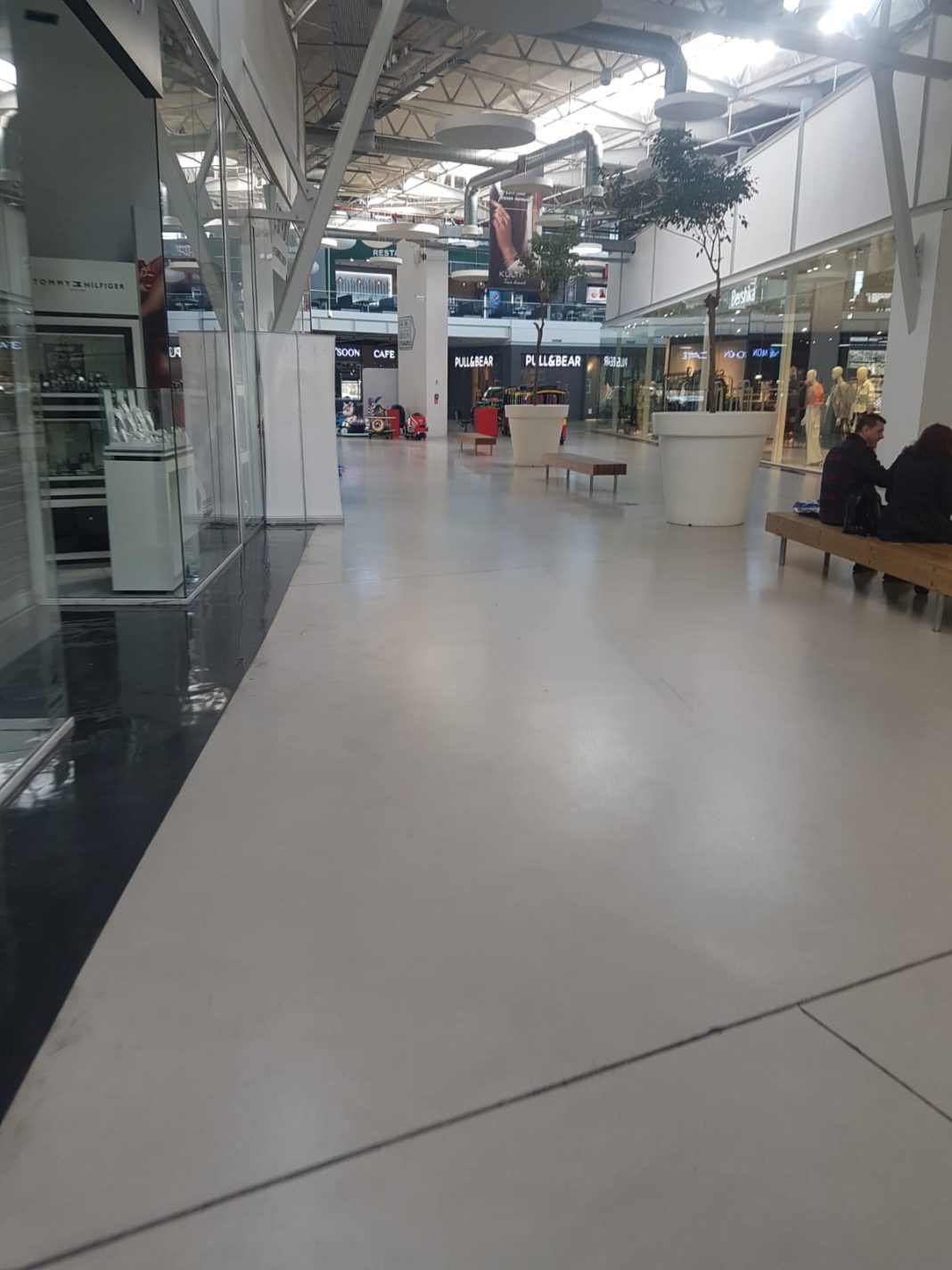 Magazinele din mall-uri vor fi închise, cu excepția celor alimentare și a farmaciilor