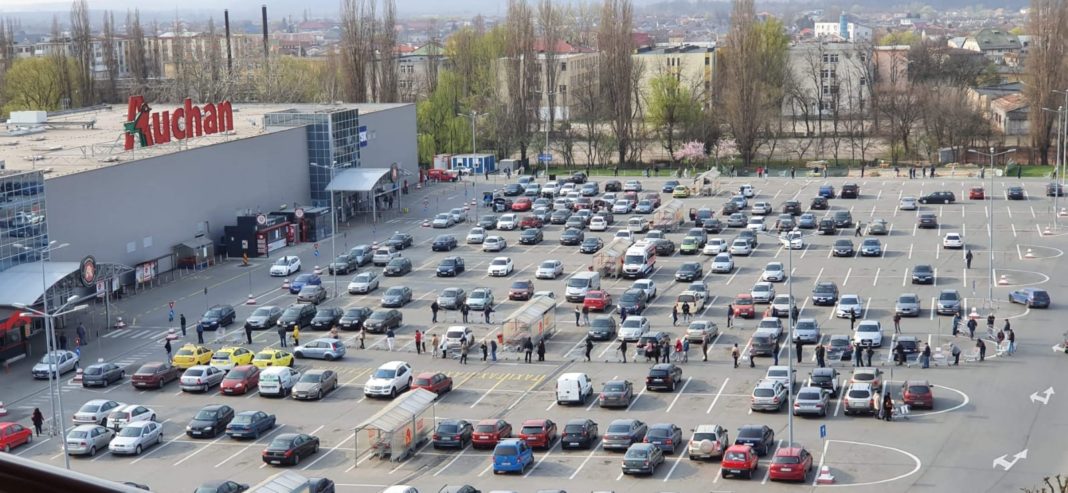 Goana după alimente. Cozi formate prin parcările supermarketurilor