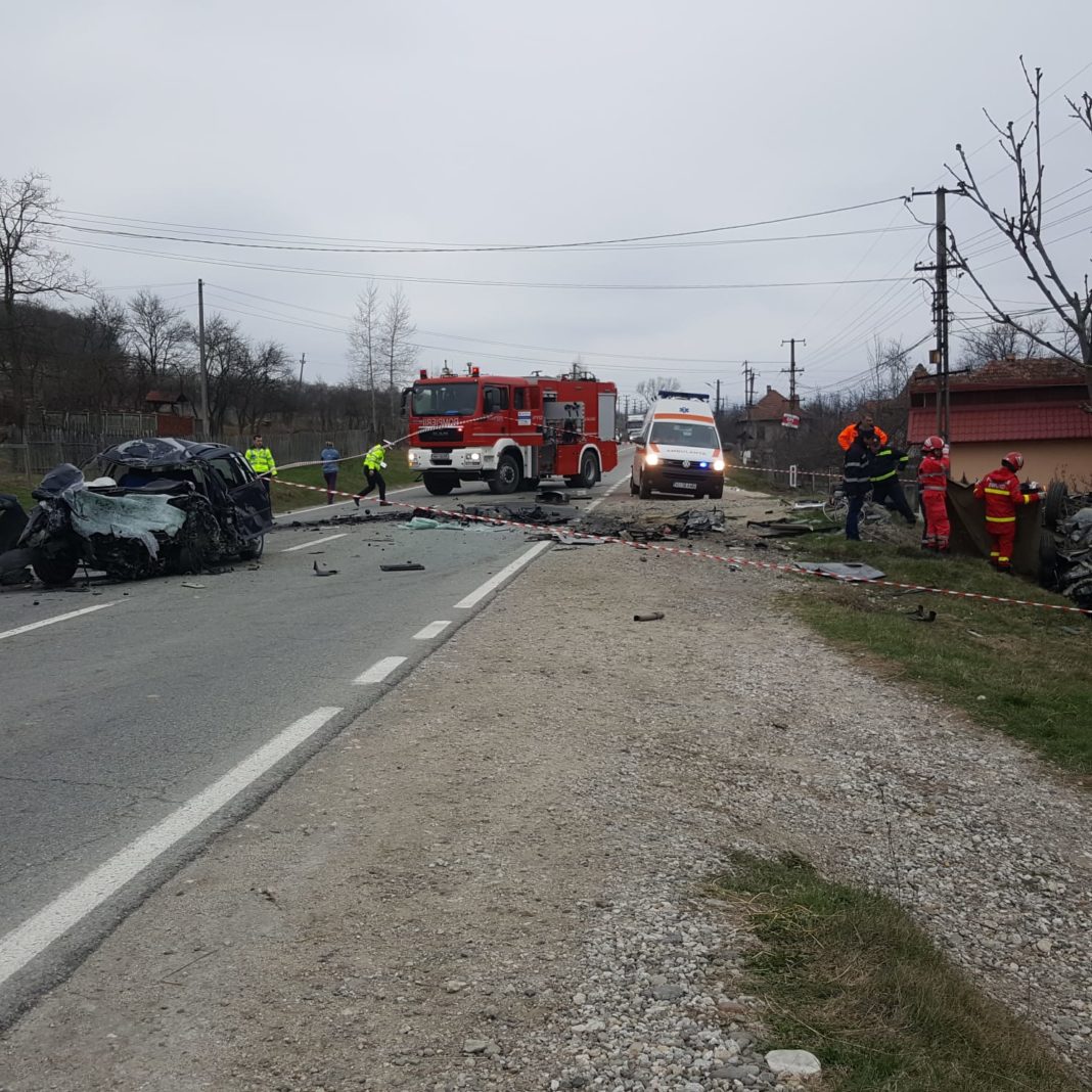Accident în Toșmani. O persoana a decedat, iar alta este încarcerată în mașină