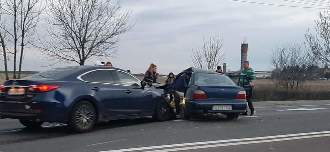 Trei persoane au fost rănite în urma coliziunii (Foto: Ema Bogdan/Oltenia Info Trafic Tube)