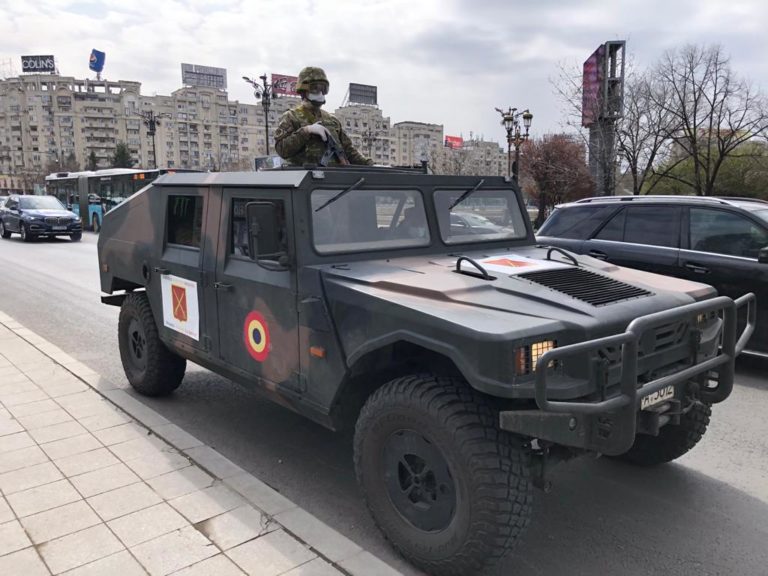 Armata a ieșit pe străzile din București