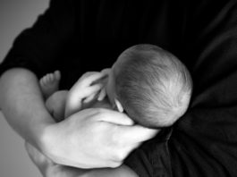 Bebeluș de 8 luni suspect de coronavirus, internat la Spitalul Județean din Târgu Jiu