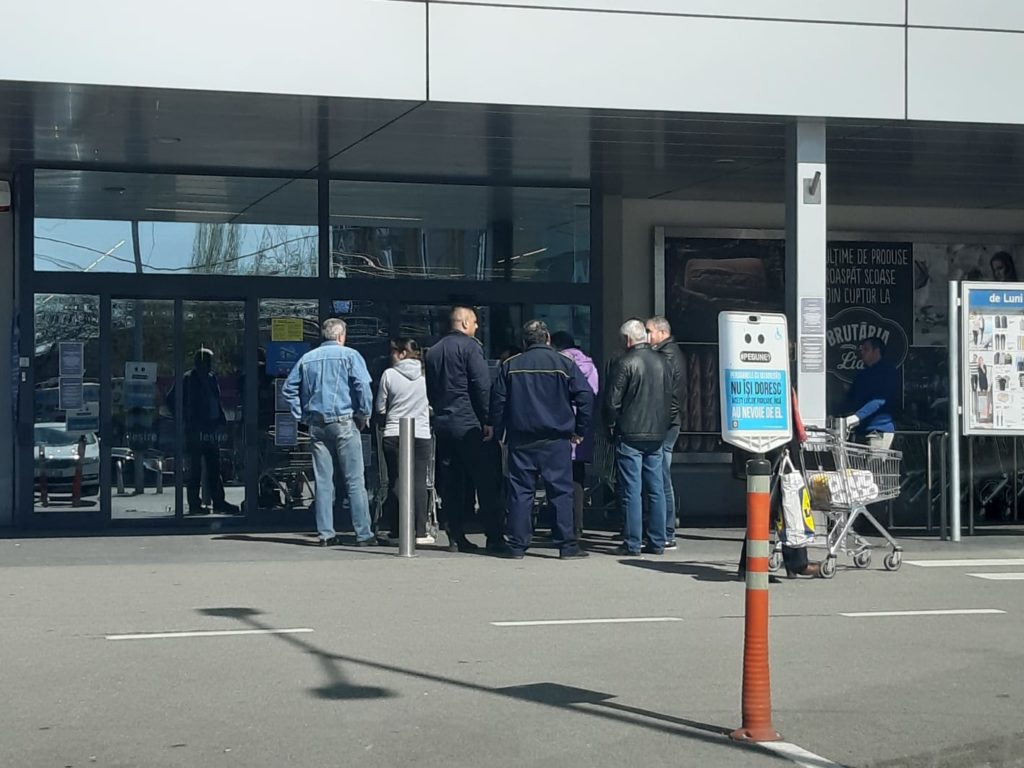 Craioveni la intrarea într-unul dintre magazinele Lidl