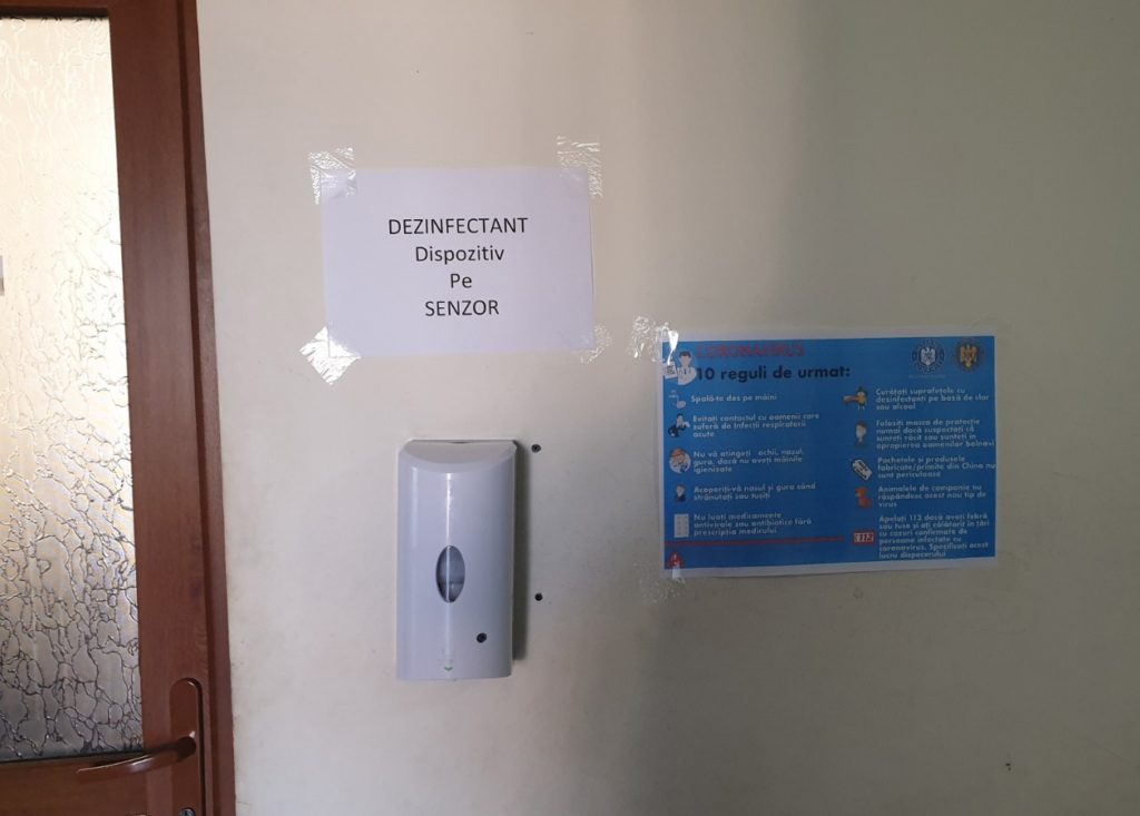 Dispozitivele cu dezinfectanți care trebuia montate în scările blocurilor întârzie. Primăria nu a găsit încă un furnizor pentru aceste aparate.