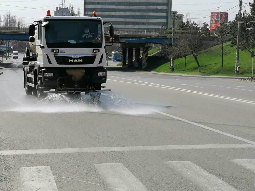 Dezinfectarea străzilor din Craiova continuă. Peste o sută de străzi au fost spălate cu clor doar în perioada 28 martie - 29 martie.