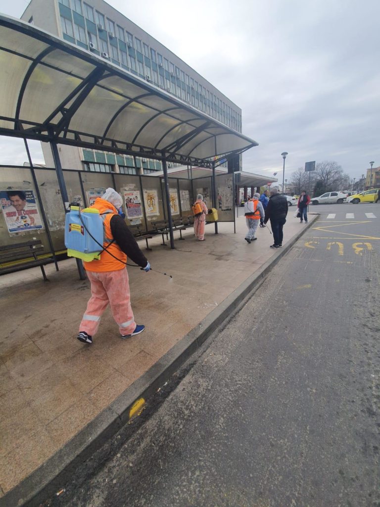 Stațiile de autobuz și tramvai din Craiova au fost dezinfectate, astăzi, de angajații de la Salubritate. Acțiunea va continua și zilele viitoare.