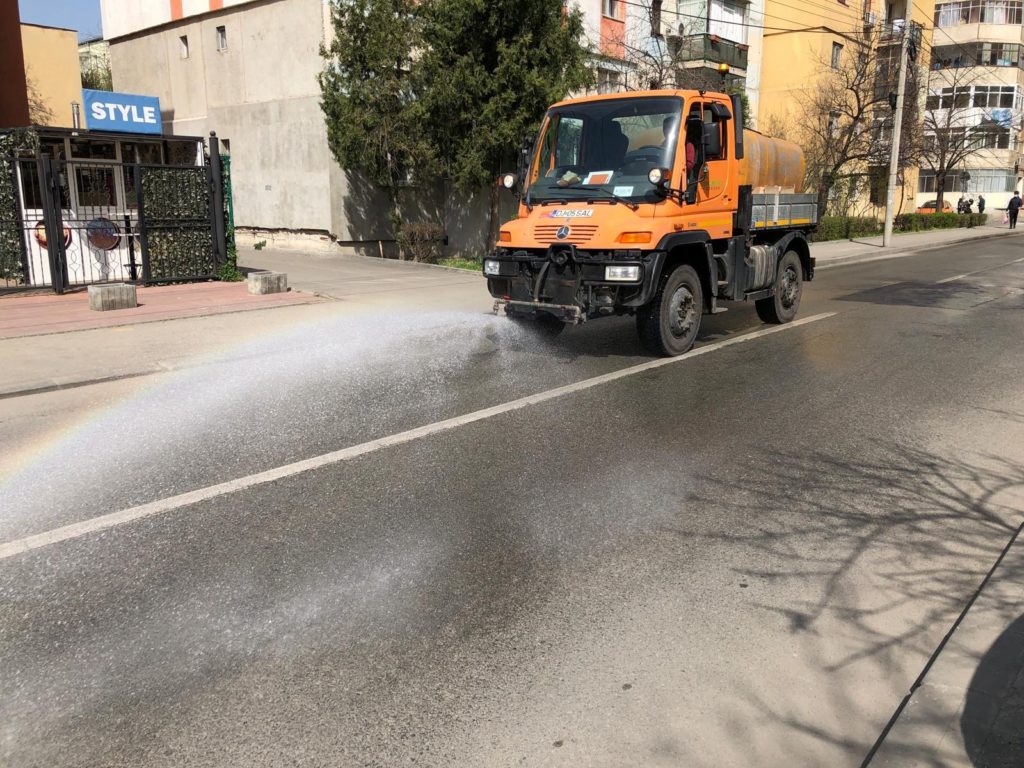 Dezinfectarea străzilor din Craiova continuă. Peste o sută de străzi au fost spălate cu clor doar în perioada 28 martie - 29 martie.