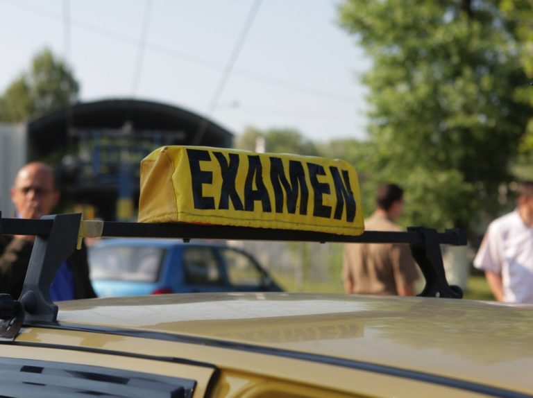 Examinarea pentru permisul auto, suspendată 30 de zile