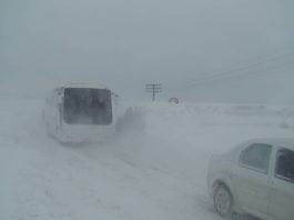 Autobuz blocat în zăpadă pe DJ 546D