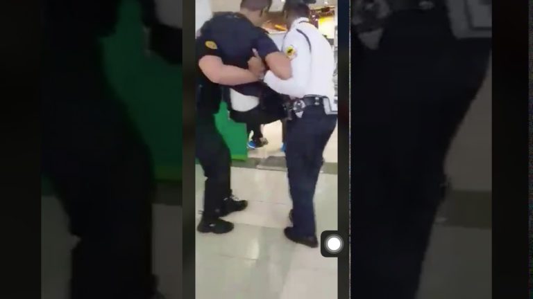 Zeci de oameni, ţinuţi ostatici la un mall de un bărbat înarmat