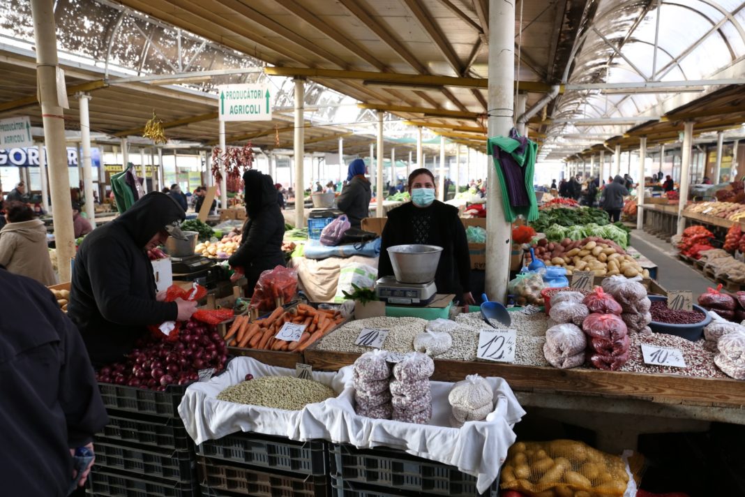 Unele legume şi fructe s-au scumpit în piaţă şi la supermarket/foto: Claudiu Tudor