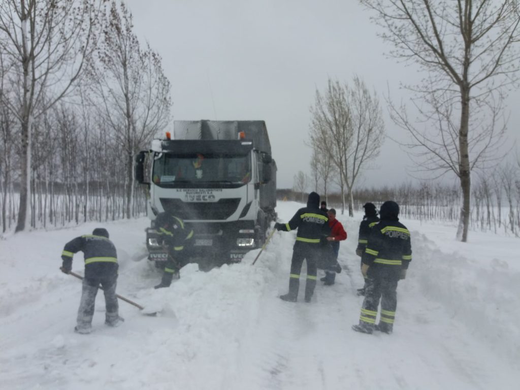 Zece pompieri militari de la Secția de Pompieri Segarcea sunt alături de echipajele de la deszăpezire pe tronsonul de drum Calopăr - Segarcea