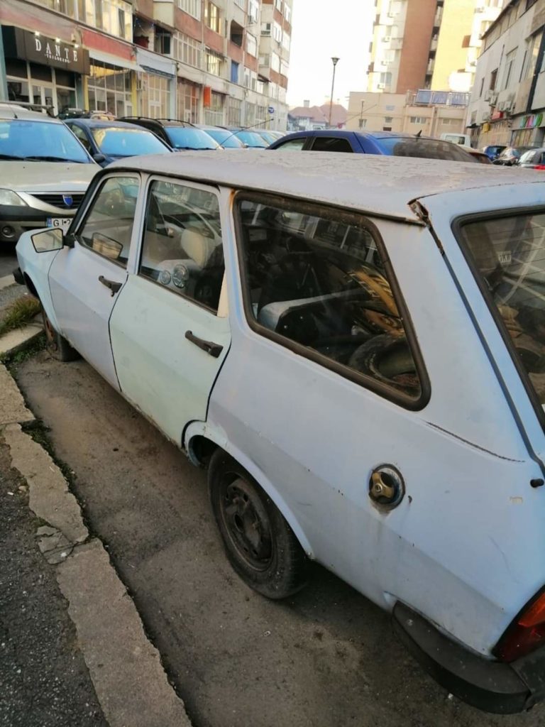 Continuă ridicarea autoturismelor abandonate din Craiova