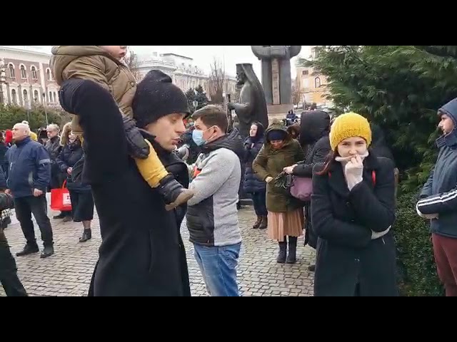 Mai mulți credincioși, împărtășiți cu aceeași linguriță în timpul unei slujbe ținute afară