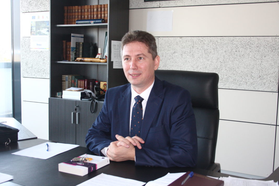 Profesorul universitar Sevastian Cercel a demisionat din funcţia de decan pentru funcţia de director al Institutului de Cercetări Socio-Umane „C.S. Nicolăescu-Plopșor“