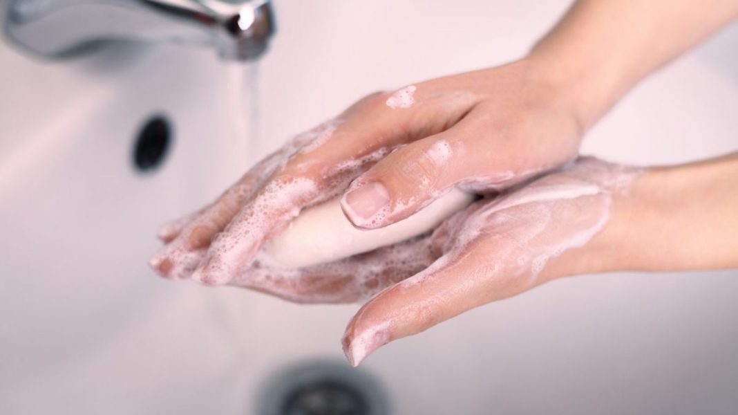 Spălarea mâinilor, esenţială pentru a preveni transferul de bacterii şi virusuri