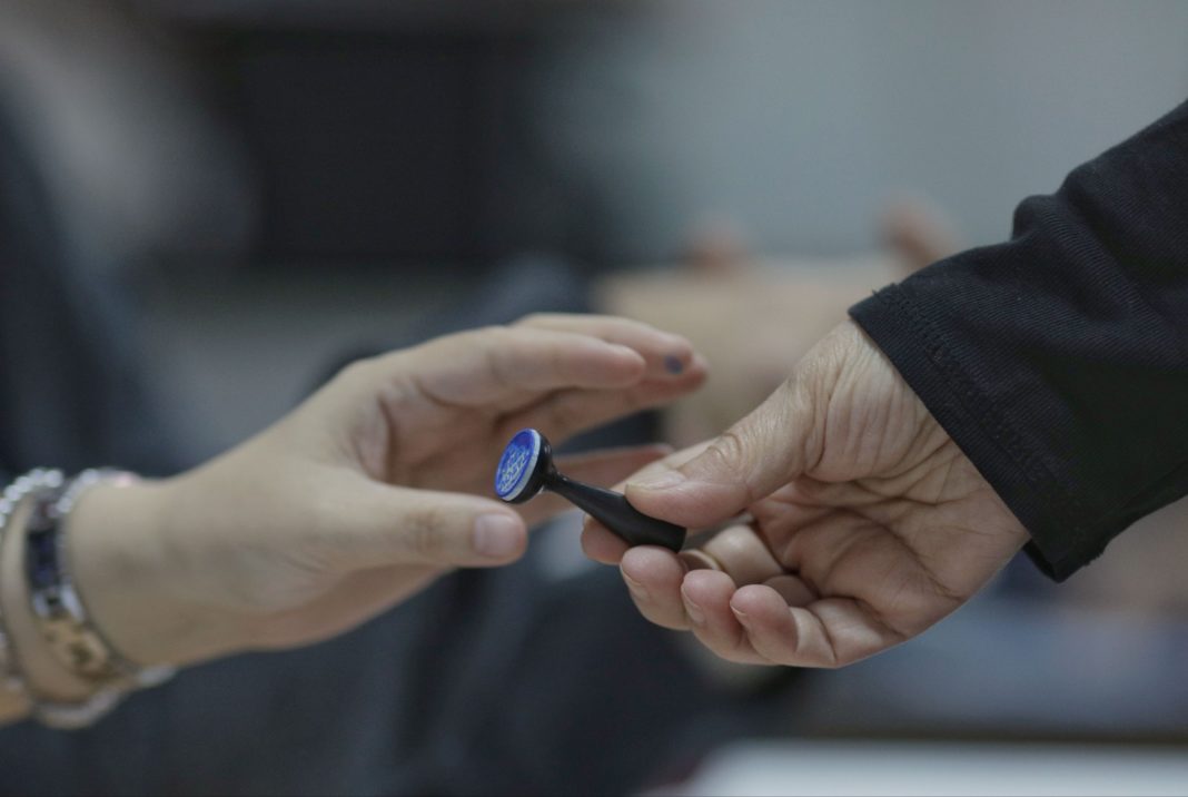 India ştampilează pe mâini suspecţii de COVID-19